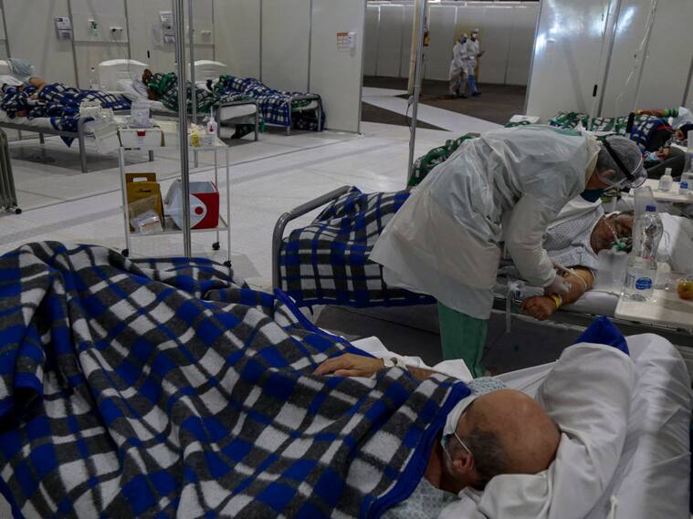 Médicos atienden a pacientes del Covid-19 en un hospital de campaña