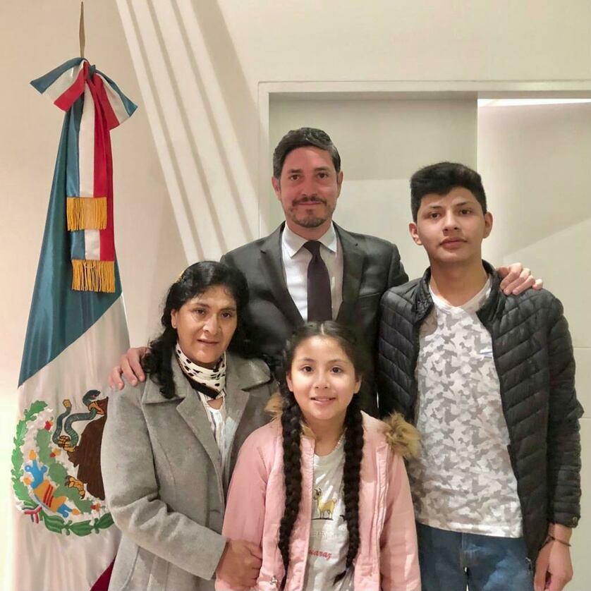 El embajador mexicano Pablo Monroy con la familia de Pedro Castillo