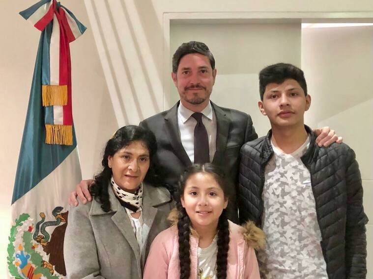 El embajador mexicano Pablo Monroy con la familia de Pedro Castillo