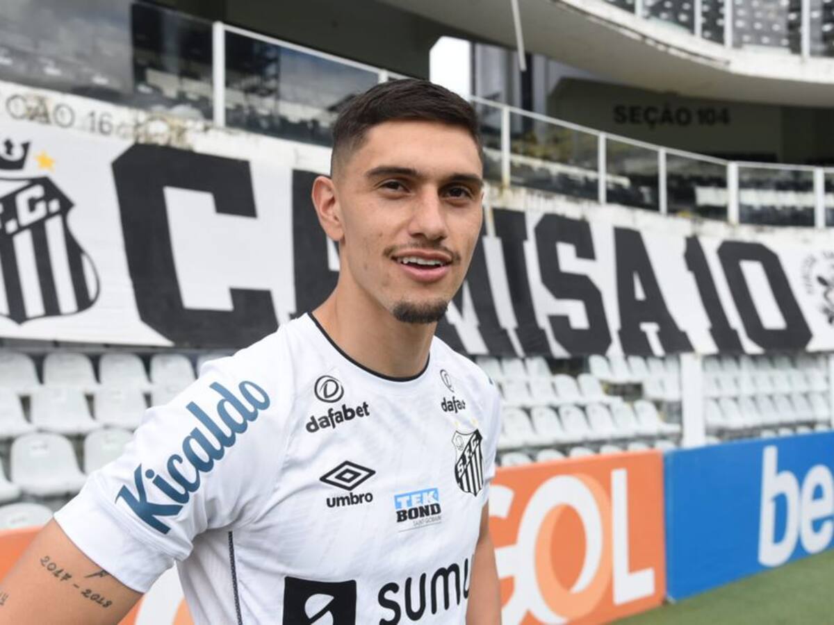 Gustavo Quinteros reconoció que Emiliano Velázquez podría ser el nuevo defensor de Colo Colo: «Buscamos experiencia y jerarquía»