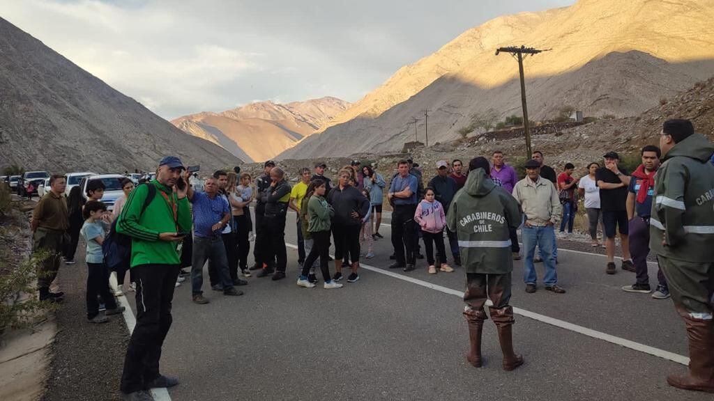 Carabineros ayuda a los afectados. / Cedida.