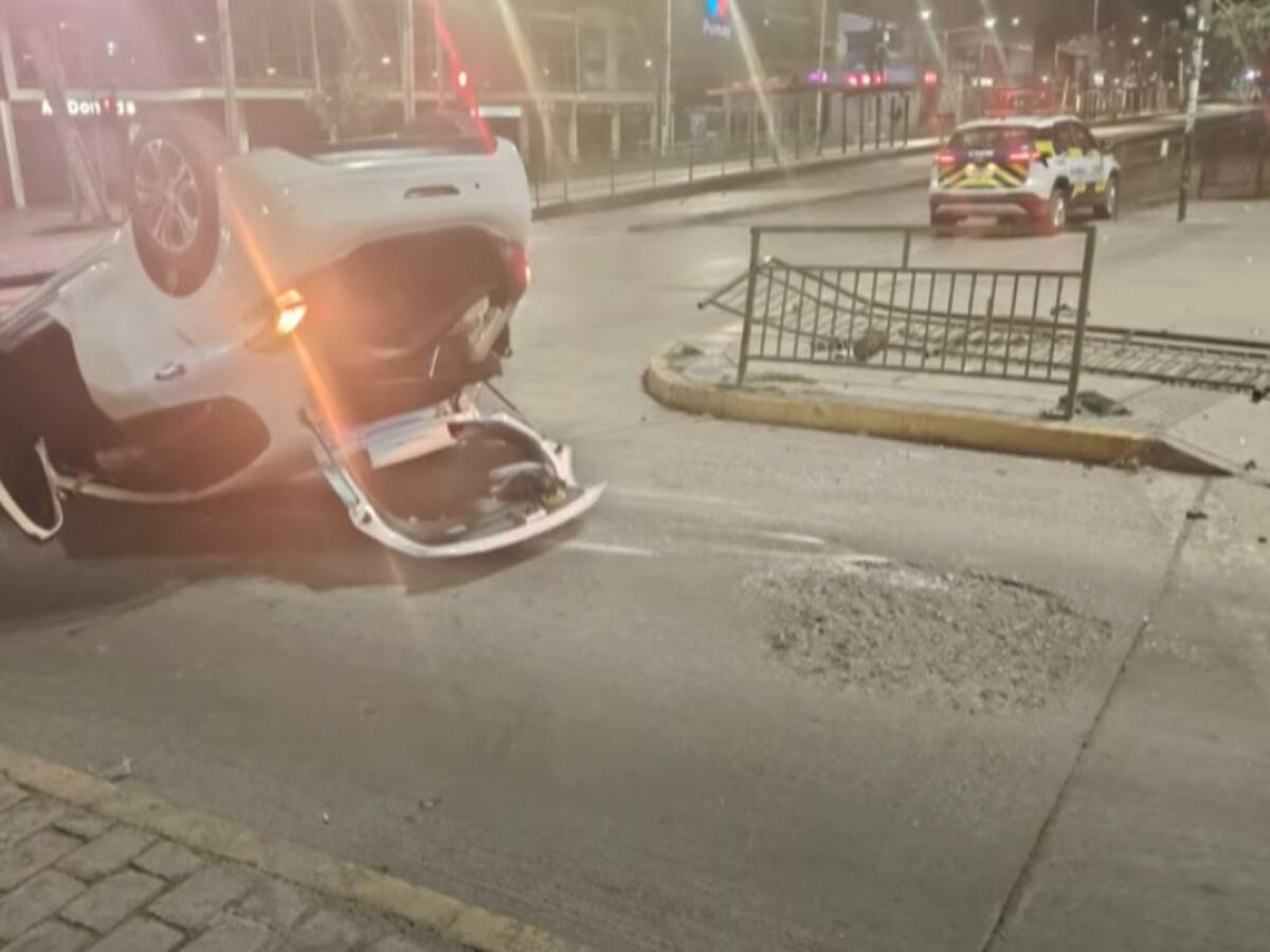 Conductor en estado de ebriedad choca y se vuelca en Maipú: se habría quedado dormido