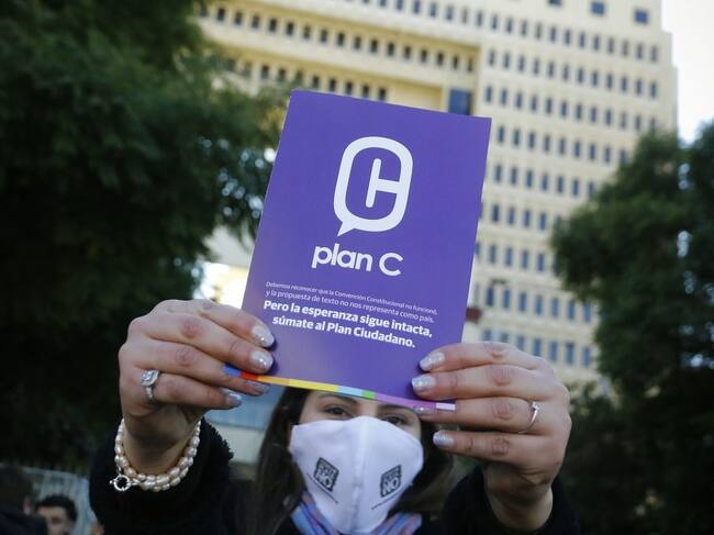 12 DE JULIO DE 2022/VALPARAISOUn grupo de organizaciones sociales que adhieren a la opción Rechazo en el Plebiscito Constitucional de 4 de septiembre, realizan una manifestación en el frontis del Congreso Nacional.
FOTO: LEONARDO RUBILAR CHANDIA/AGENCIAUNO