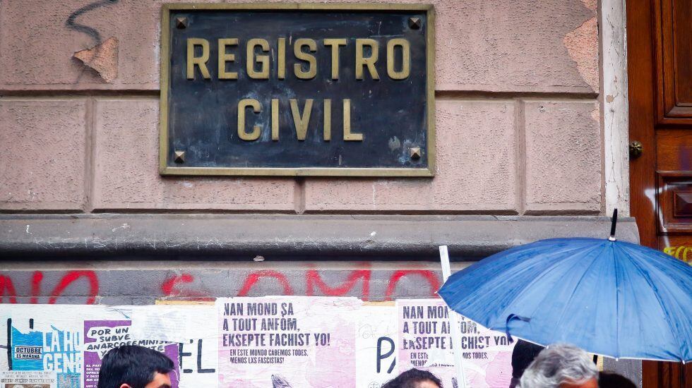 12 DE JUNIO DE 2020/VALPARAISOAglomeraciones de personas en el Registro Civil de Valparaiso, en el dia previo al inicio de la cuarentena total en la comuna, a causa de la pandemia del Coronavirus.
FOTO: LEONARDO RUBILAR CHANDIA/AGENCIAUNO