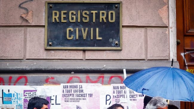 12 DE JUNIO DE 2020/VALPARAISOAglomeraciones de personas en el Registro Civil de Valparaiso, en el dia previo al inicio de la cuarentena total en la comuna, a causa de la pandemia del Coronavirus.
FOTO: LEONARDO RUBILAR CHANDIA/AGENCIAUNO