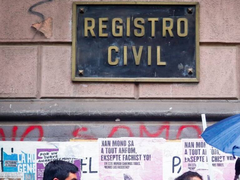12 DE JUNIO DE 2020/VALPARAISOAglomeraciones de personas en el Registro Civil de Valparaiso, en el dia previo al inicio de la cuarentena total en la comuna, a causa de la pandemia del Coronavirus.
FOTO: LEONARDO RUBILAR CHANDIA/AGENCIAUNO