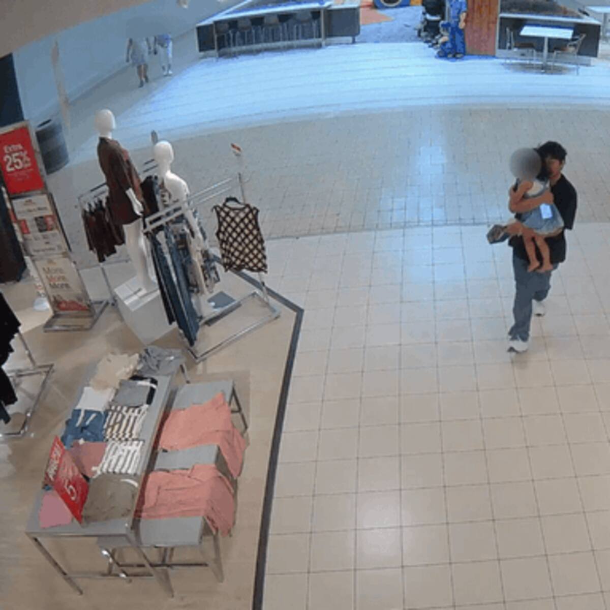 Video viral capta momento en que hombre secuestra a niña en centro comercial de Estados Unidos