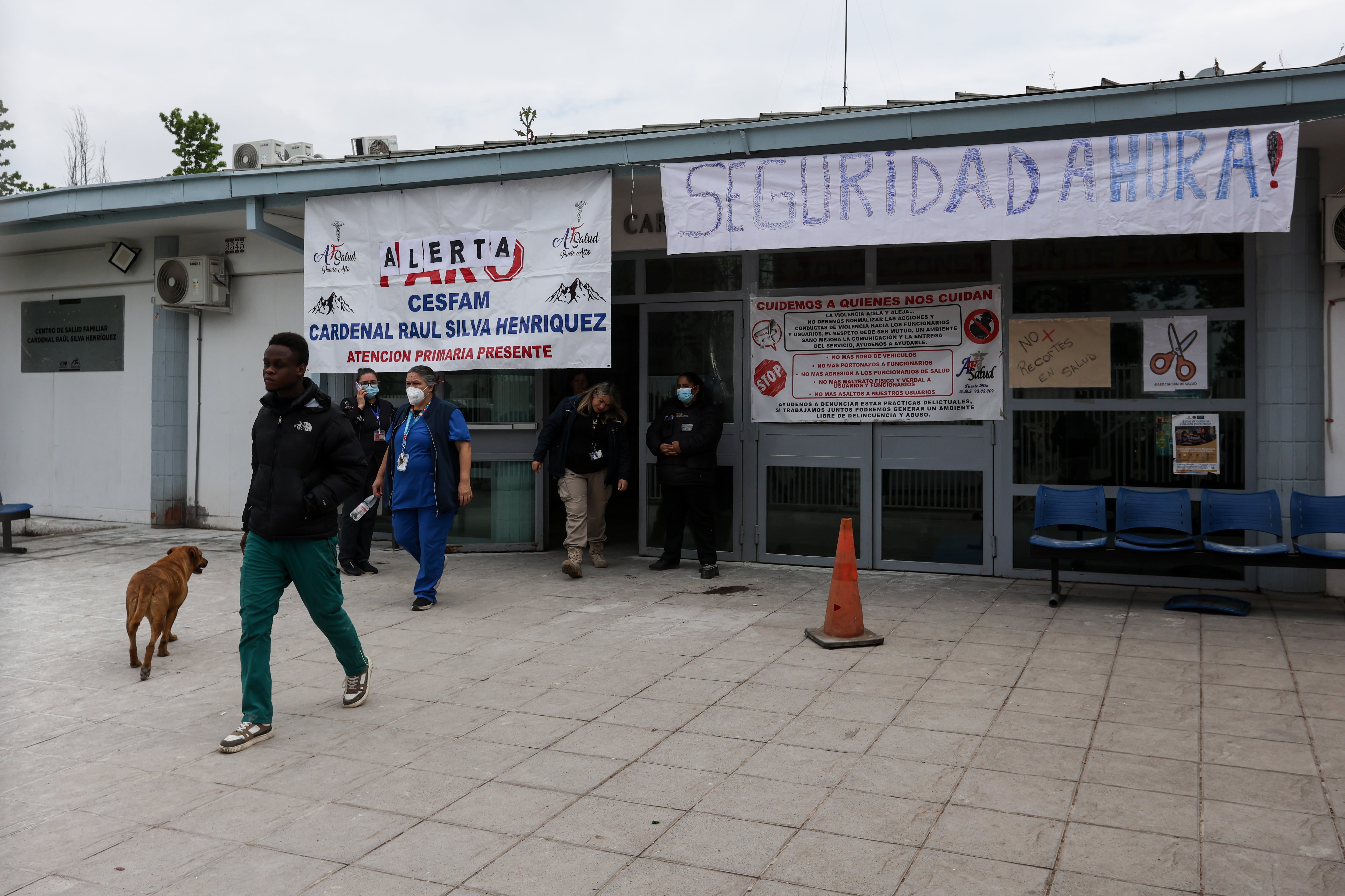 CESFAM de Puente Alto seguirá cerrado tras ataque: ministra de Salud comprometió recursos para su reparación