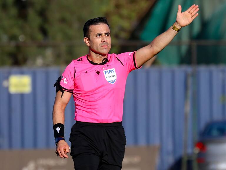 Piero Maza dirigirá el Superclásico del domingo: será apenas su segunda vez impartiendo justicia en este choque
