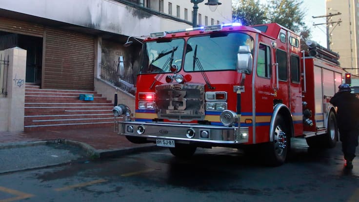 Evacúan a más de 900 estudiantes de colegio en Maipú por emanación de gases