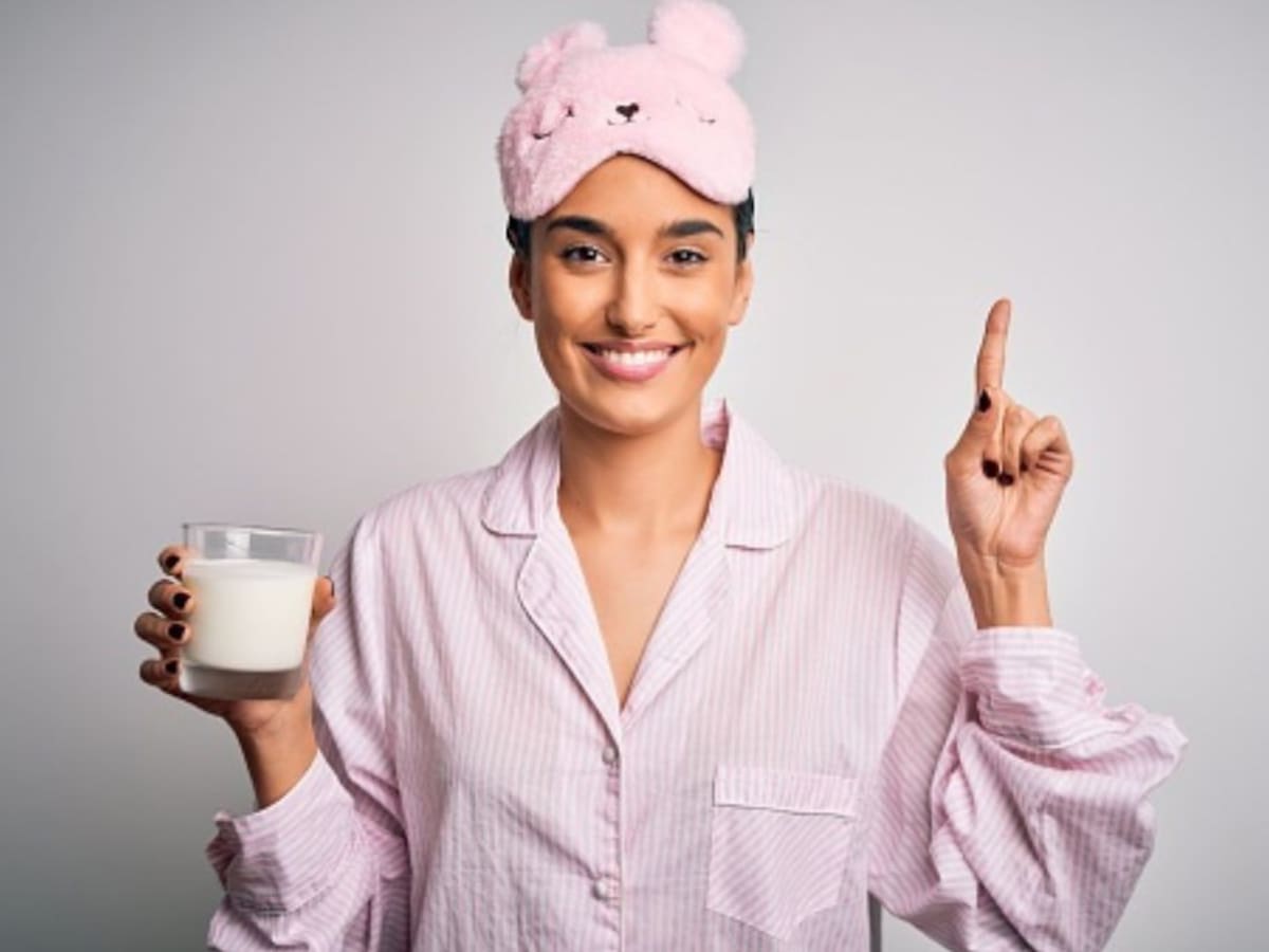 Día Mundial del Sueño: ¿Realmente funciona beber leche para dormir mejor?