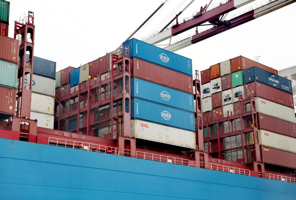 Un barco deja carga importada al puerto de Qingdao