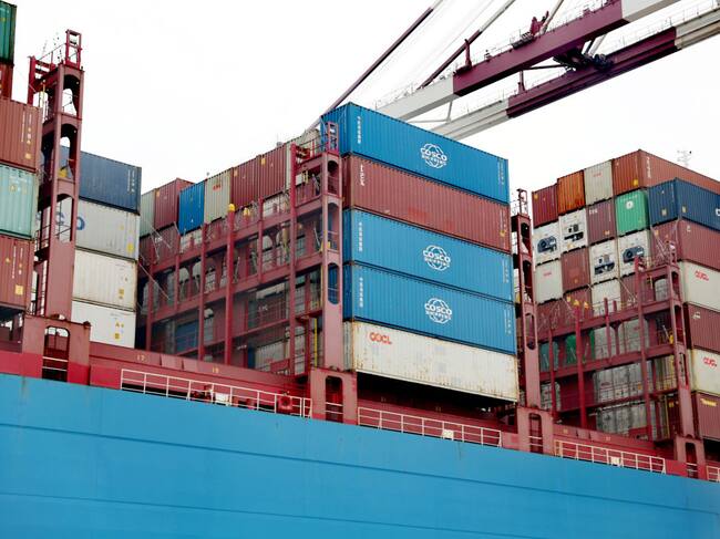 Un barco deja carga importada al puerto de Qingdao