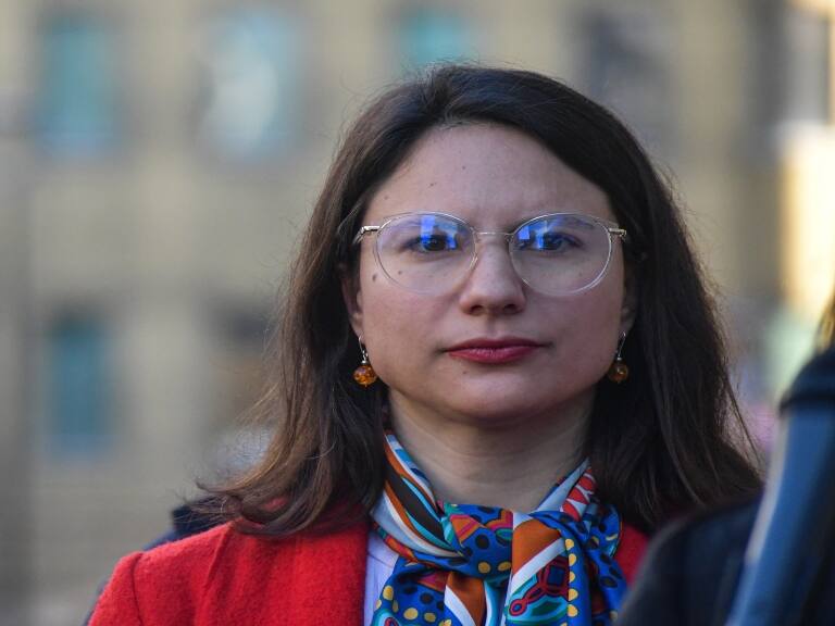 “No podemos esconder”: alcaldesa Hassler vincula paro de funcionarios y allanamiento por drogas en dependencias municipales