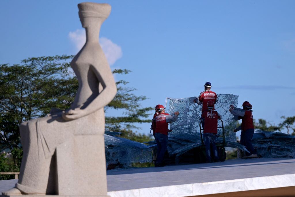 Sacan escombros tras ataque de ultraderecha a los tres poderes de Brasil