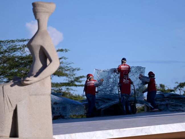 Sacan escombros tras ataque de ultraderecha a los tres poderes de Brasil