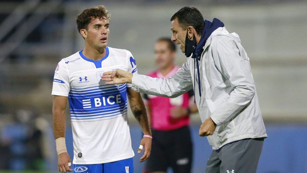 4 de Abril del 2021/SANTIAGOEl Director Tecnico de Universidad Catolica Gustavo Poyet(d) da intrucciones a Ignacio Saavedra(i), durante el partido valido por la segunda fecha del Campeonato Nacional AFP PlanVital 2021, entre Universidad Catolica vs Palestino, disputado en el Estadio San Carlos de Apoquindo.
FOTO:JAVIER VALDES LARRONDO/AGENCIAUNO