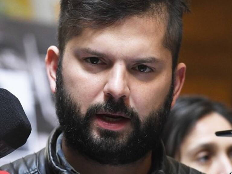 Boric aclara imagen donde recibe de regalo una polera de Jaime Guzmán con un disparo en la frente