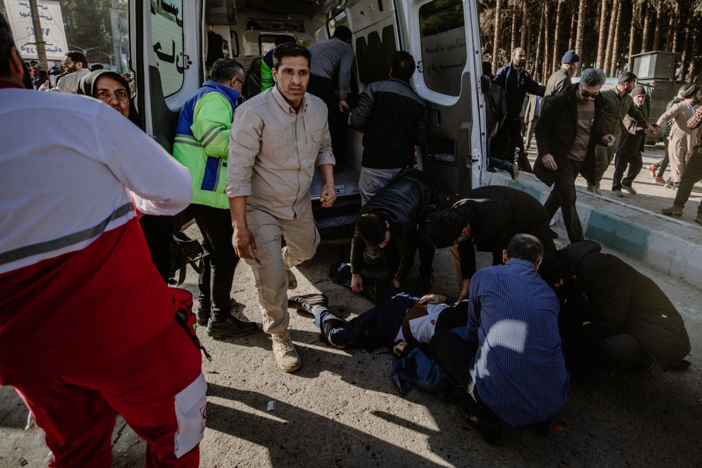 Los servicios de emergencia atienden personas heridas en Kermán tras el doble atentado explosivo ocurrido en Irán.