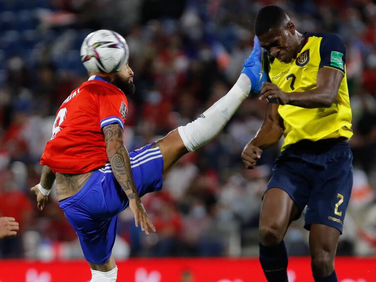 16 de Noviembre del 2021/SANTIAGOArturo Vidal(c) es expulsado del partido ,durante el partido valido por la decimocuarta fecha de las Clasificatorias al Mundial de Qatar 2022, entre las selecciones de Chile vs Ecuador, disputado en el estadio San Carlos de Apoquindo.
FOTO:FRANCISCO LONGA/AGENCIAUNO
