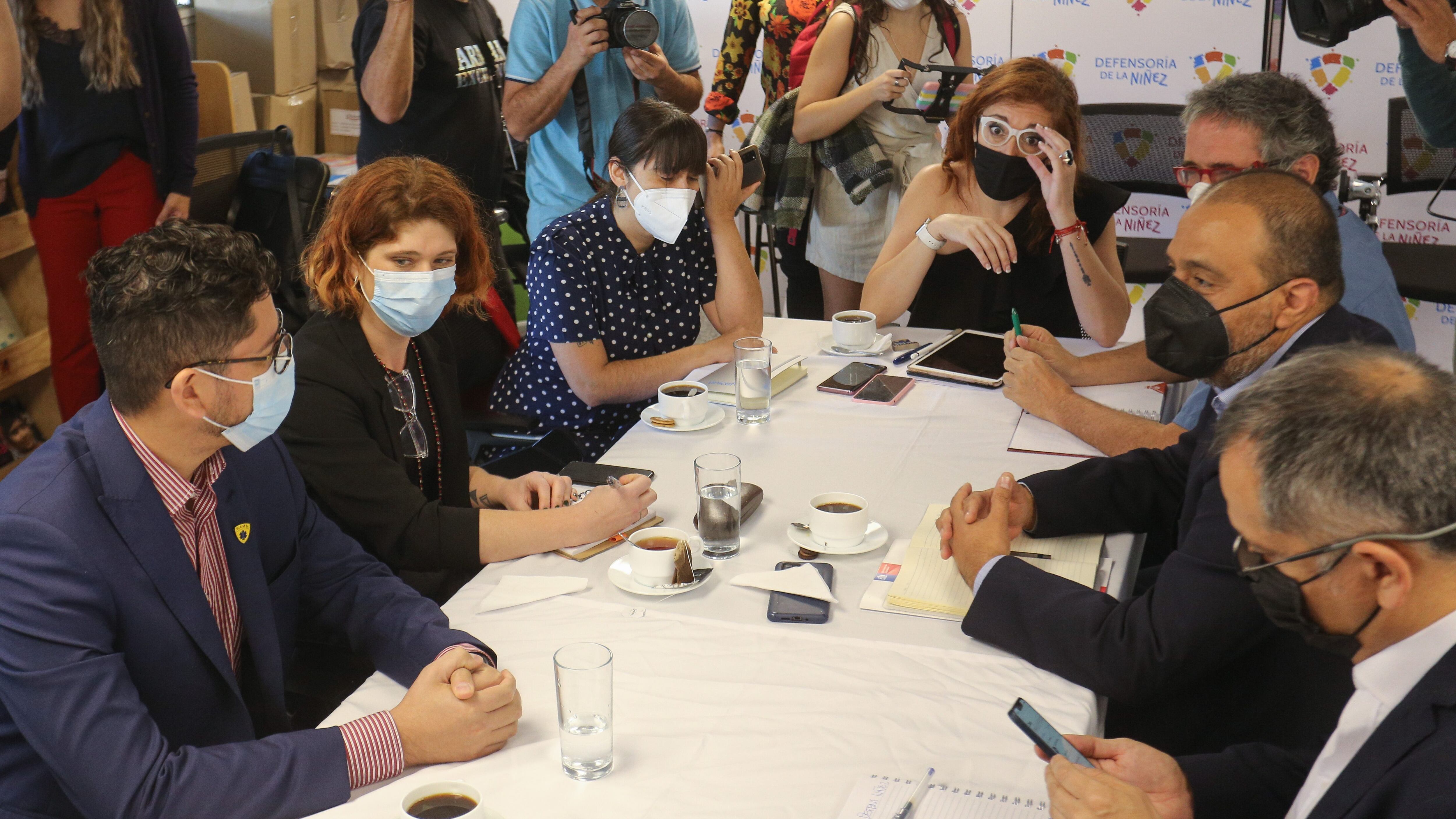 28 de MARZO de 2022/ PROVIDENCIA La Defensoría de la Niñez, encabezada por Patricia Núñez, se reúne con las autoridades: Marco Ávila, ministro de Educación, Rocio Faundez, Subsecretaria de La Niñez, Carlos Cuadrado, Presidente de la Asociación de Municipalidades, Cristóbal Cuadrado, Subsecretario de Salud, Jaime Gajardo, Subsecretario de Justicia, para discutir sobre los hechos de Violencia registrados en las aulas de clases en los últimos días 
FOTO: DIEGO MARTIN/AGENCIAUNO