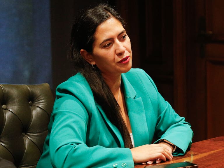 “El Gobierno no se ha comunicado conmigo”: alcaldesa Delfino critica la administración de Kast tras el hallazgo de un cuerpo frente a su casa