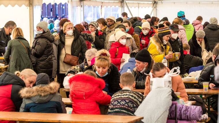 05 March 2022, Brandenburg, Cottbus: In a tent, the initial care of the refugees from the Ukrainian war zone takes place. After a special train brought 18 refugees from Ukraine to Cottbus last night, about 200 people got off the train today. Photo: Frank Hammerschmidt/dpa (Photo by Frank Hammerschmidt/picture alliance via Getty Images)