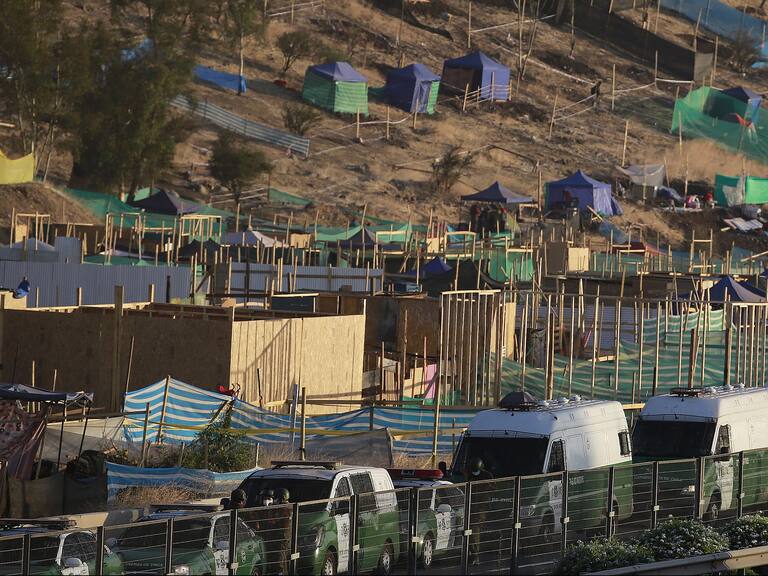 10 de marzo del 2021/SantiagoDurante esta mañana es desalojada por fuerzas especiales de carabineros la toma del Cerro Renca.
FOTO: KARIN POZO/AGENCIAUNO
