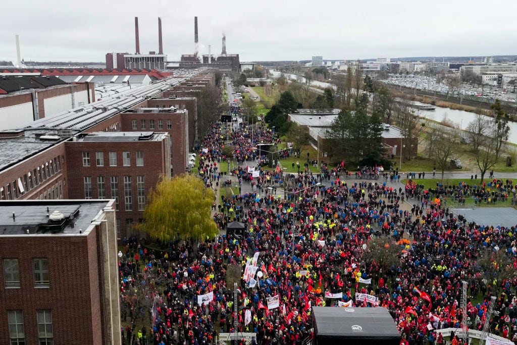 El sindicato de trabajadores metalúrgicos paraliza la principal fábrica de Volkswagen en la ciudad de Wolfsburgo en Alemania