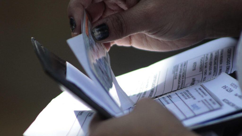31 de Marzo de 2021/SANTIAGOUna persona ordena los papeles antes de pasar a cancelar , durante el ultimo día para pagar el permiso de circulación 
FOTO: MAURICIO MENDEZ/AGENCIAUNO