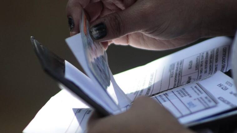31 de Marzo de 2021/SANTIAGOUna persona ordena los papeles antes de pasar a cancelar , durante el ultimo día para pagar el permiso de circulación
FOTO: MAURICIO MENDEZ/AGENCIAUNO