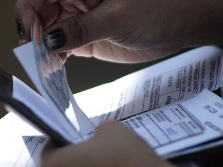 31 de Marzo de 2021/SANTIAGOUna persona ordena los papeles antes de pasar a cancelar , durante el ultimo día para pagar el permiso de circulación
FOTO: MAURICIO MENDEZ/AGENCIAUNO