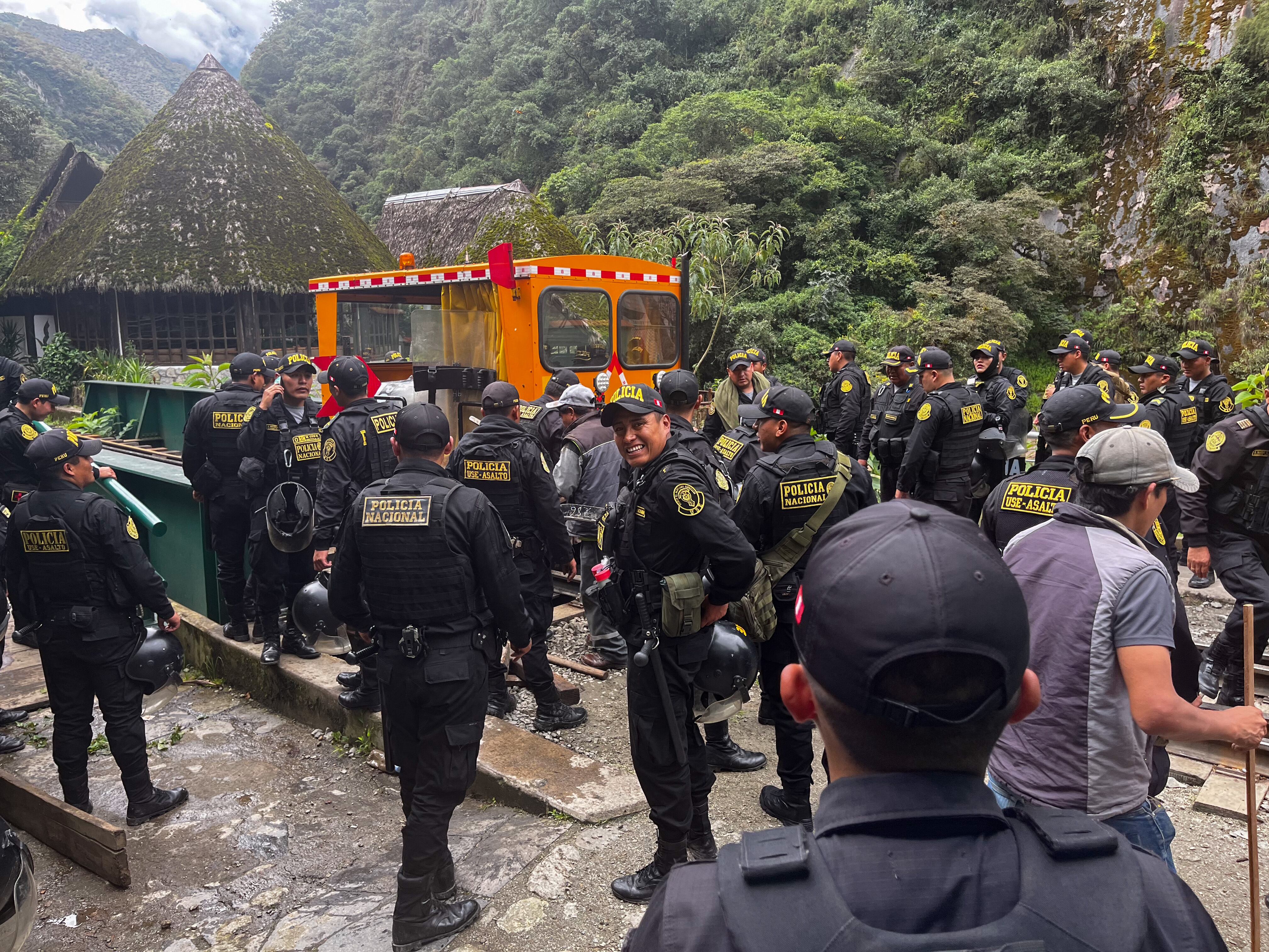 Policía antidisturbios custodia la estación de tren el tercer día de una huelga general convocada por operadores turísticos / Getty Images