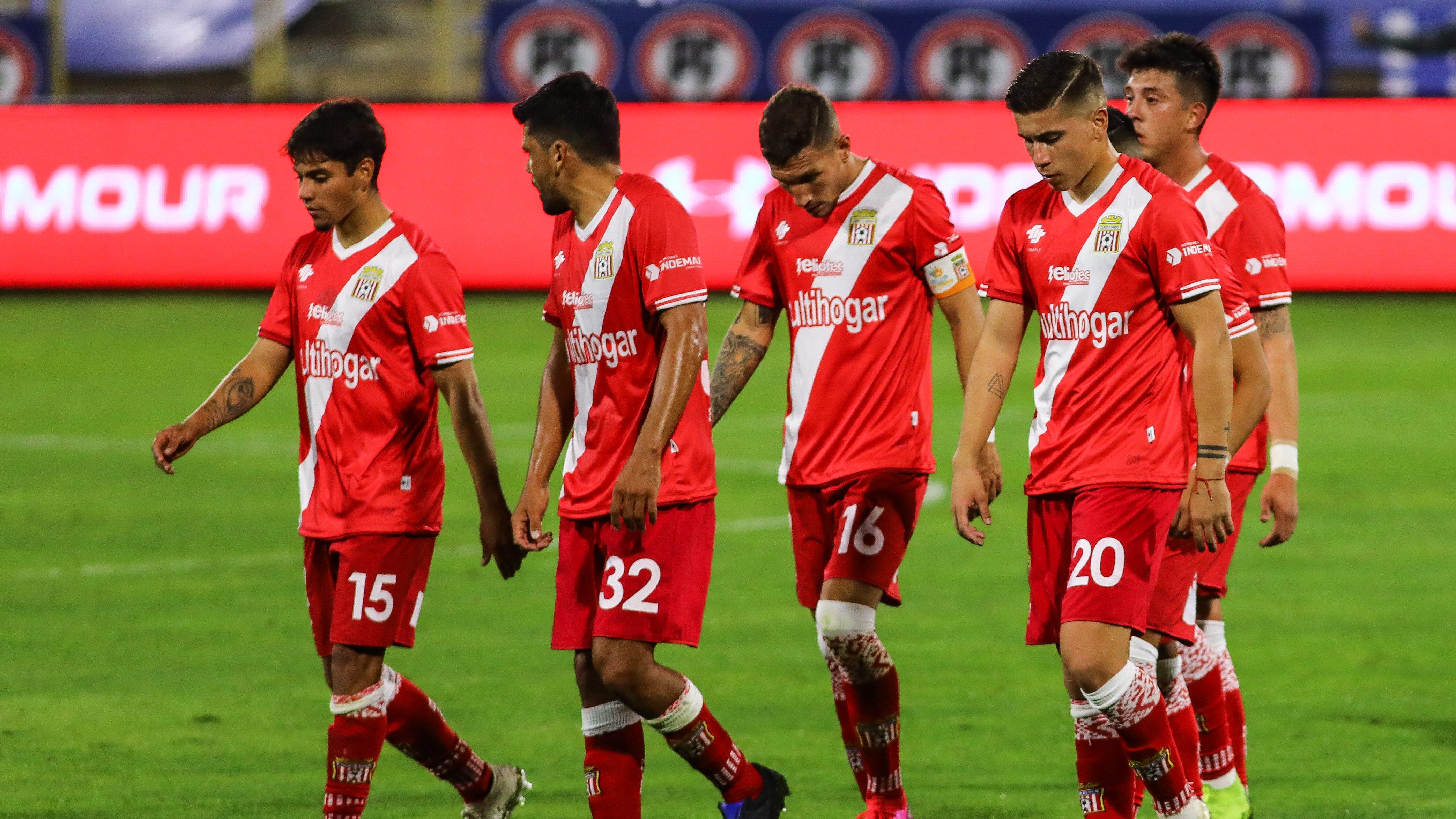 16 DE ABRIL DE 2021/SANTIAGOJugadores de Curico Unido al terminar el primer tiempo, durante el partido valido por la cuarta fecha del Campeonato Nacional AFP PlanVital 2021, entre Universidad Catlica y Curico Unido, disputado en el Estadio San Carlos de Apoquindo.
FOTO: SEBASTIAN ORIA/AGENCIAUNO