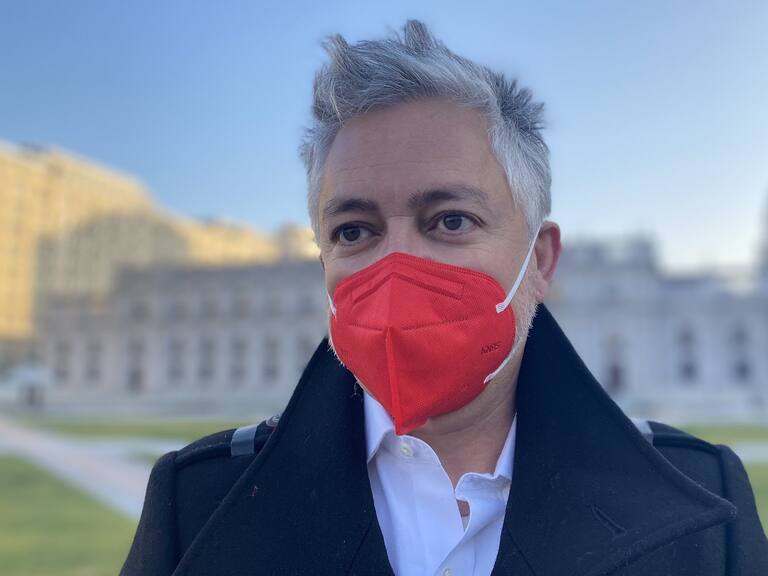 "Un mandato claro": Jorge Baradit recibió lápiz y pluma que pertenecieron a Salvador Allende