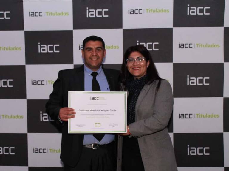 Bomberos de día y alumnos online de noche, Viviana y Guillermo transformaron su esfuerzo en título profesional