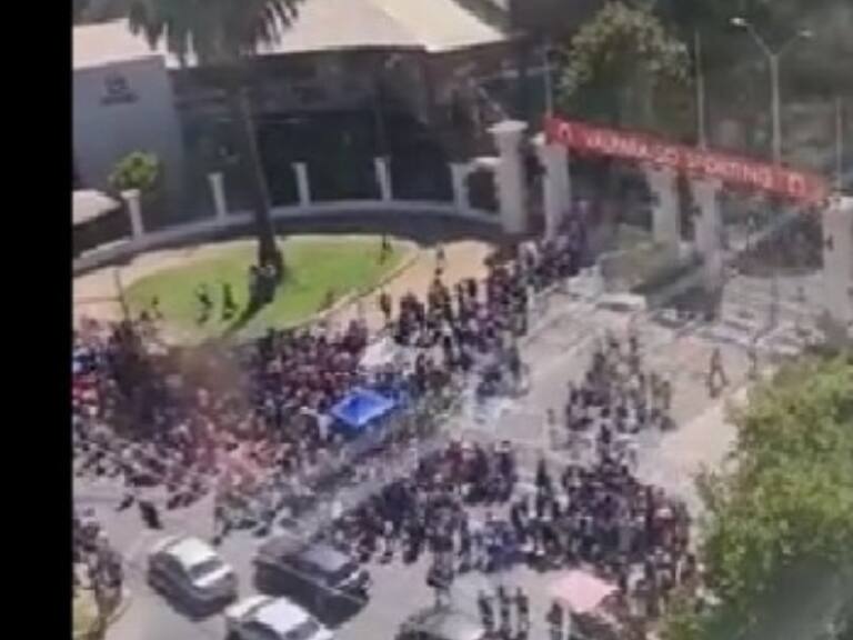 Con incidentes en el ingreso: Personas derribaron rejas de seguridad en «París Parade» realizado en Viña del Mar