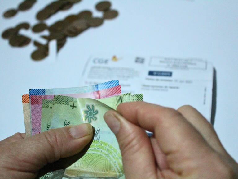 En qué comunas de Chile bajará la luz en 2024 y por qué motivo