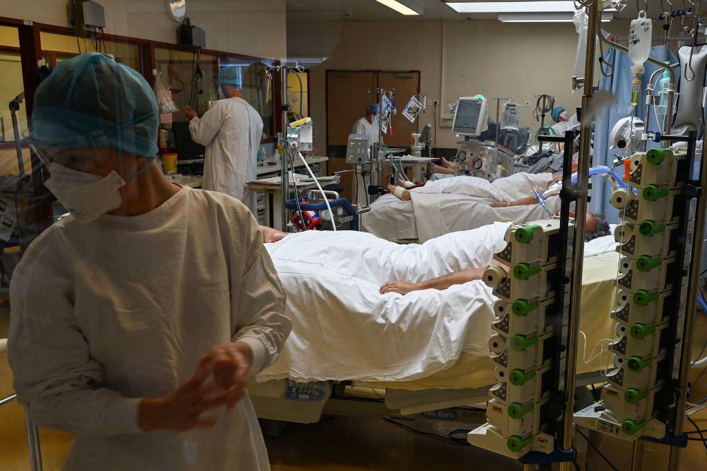 Trabajadores médicos asisten a pacientes con Covid-19 en Montpellier
