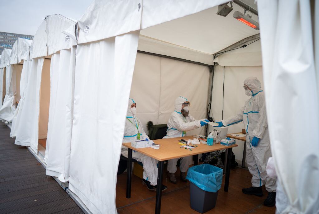 Trabajadores de la salud realizan test del Covid-19 en Berlín