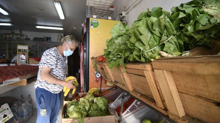 24 DE MARZO 2021 / VALPARAISOEn el cerro Larrain se encuentra un almacén que abastece a la mayoría de la gente del sector con diferentes productos como abarrotes , pan, verduras, carnes y mercadería , su dueño relata lo difícil que sera cerran este fin de semana , para ellos y sus vecinos.
FOTO : PABLO OVALLE ISASMENDI/ AGENCIA UNO