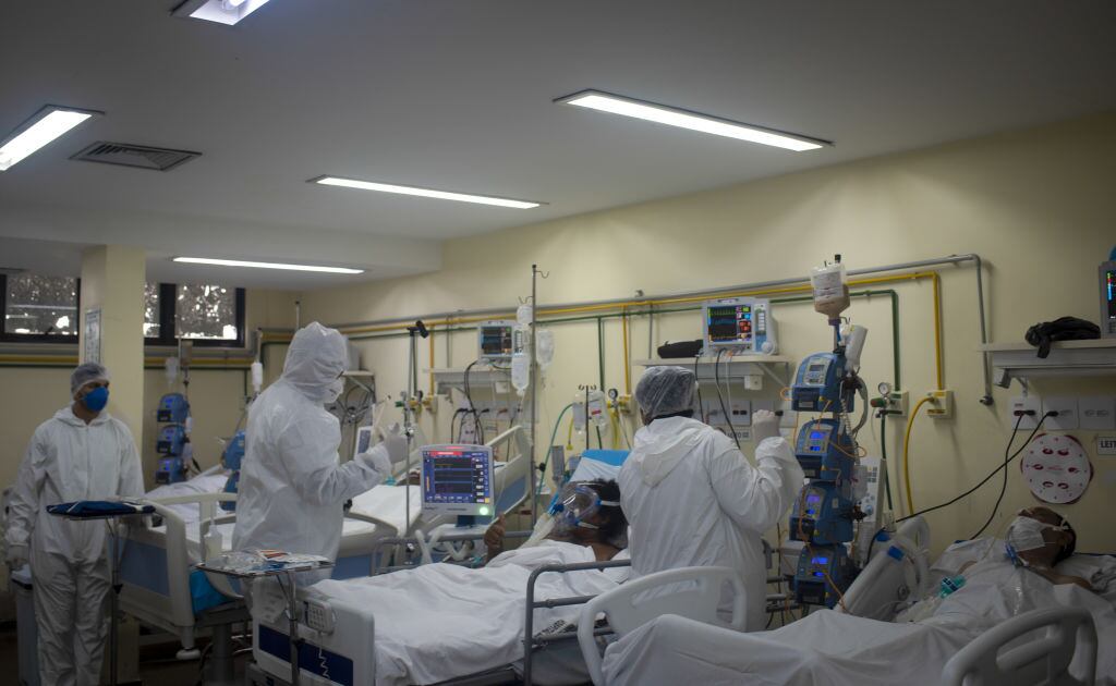Pacientes con Covid-19 son atendidos en un hospital de Brasil