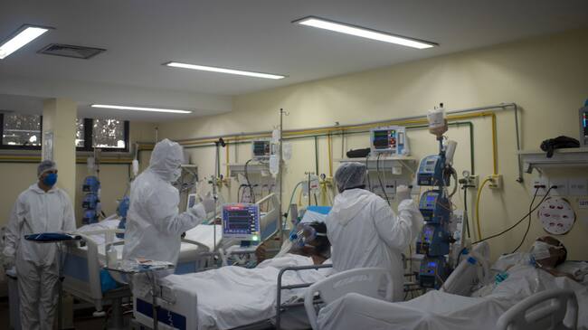 Pacientes con Covid-19 son atendidos en un hospital de Brasil