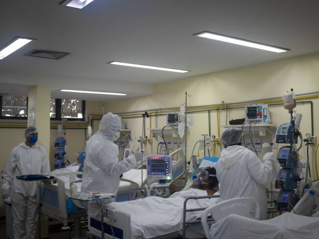 Pacientes con Covid-19 son atendidos en un hospital de Brasil