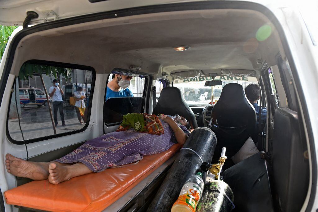Contagiada del Covid-19 espera ser llevada a un hospital en Ahmedabad