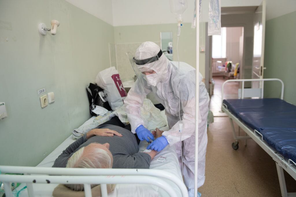 Médico atiende a un paciente del Covid-19 en Rusia