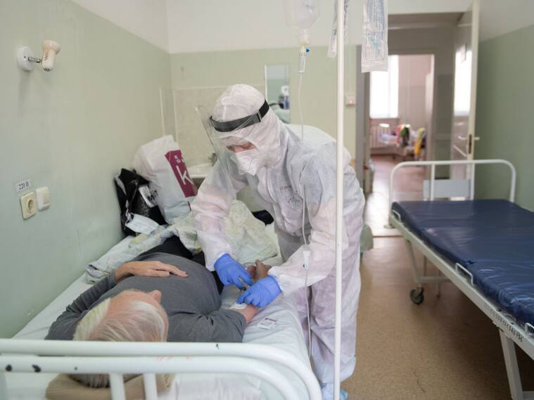 Médico atiende a un paciente del Covid-19 en Rusia
