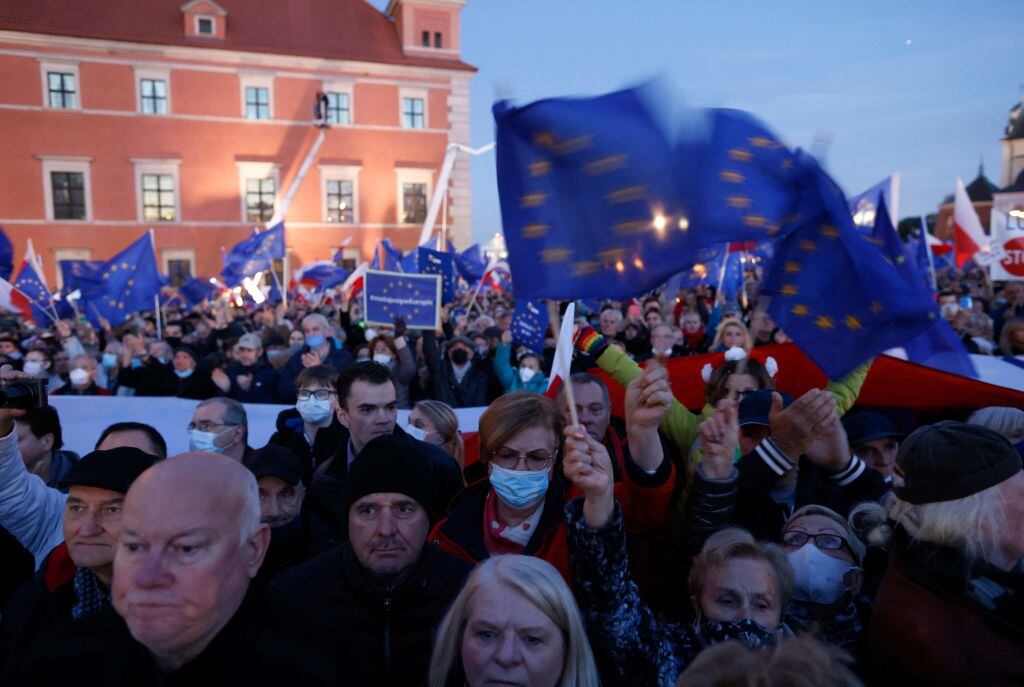 Manifestantes polacos apoyan que el país se mantenga en la UE