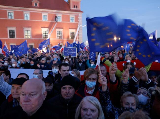 Manifestantes polacos apoyan que el país se mantenga en la UE