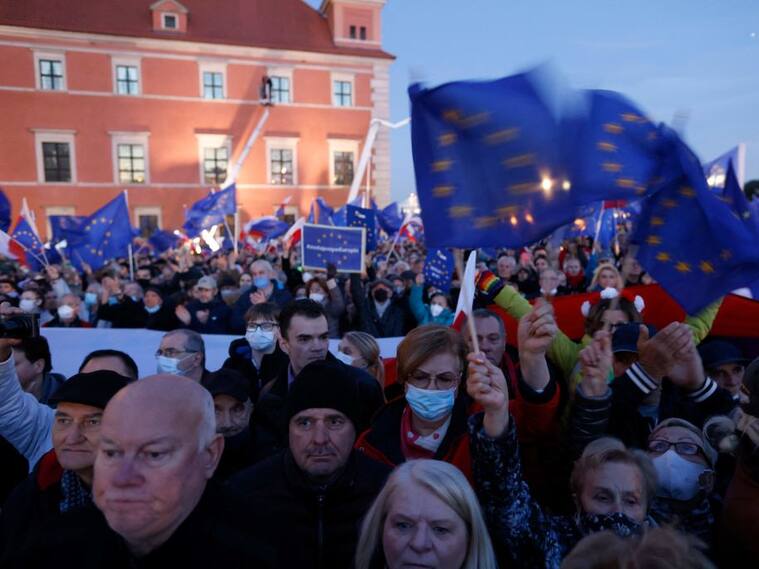 Manifestantes polacos apoyan que el país se mantenga en la UE
